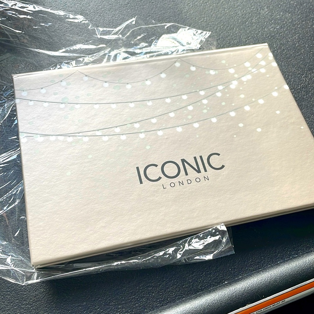 Iconic London NeW face palette blush contour highlighter